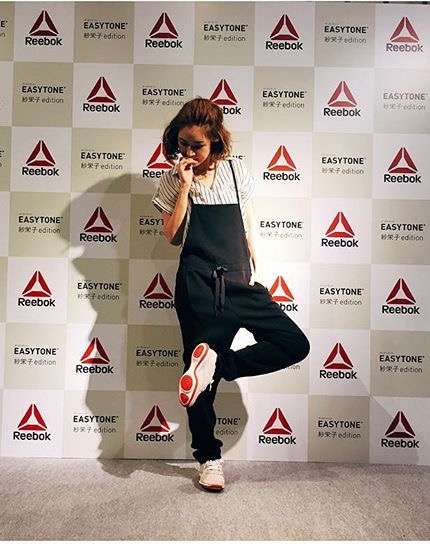 紗栄子、シューズ以外身につけず…リーボックとコラボで美ボディー披露