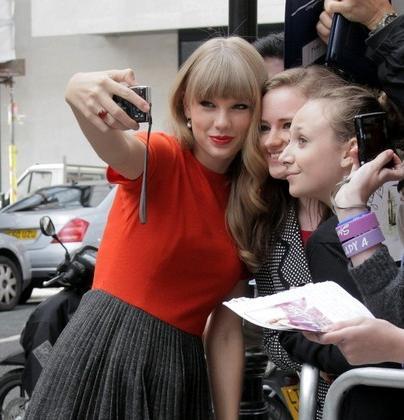 テイラー・スウィフト、キス写真公開　恋人と休暇を満喫