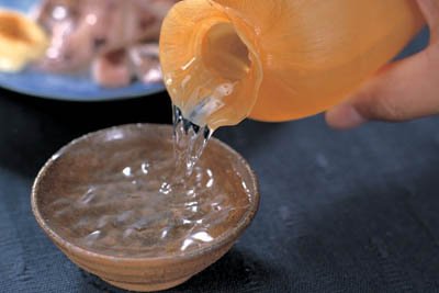 いかの干物にアツアツの酒を入れて飲んだ後に食べてしまう「イカグラス」