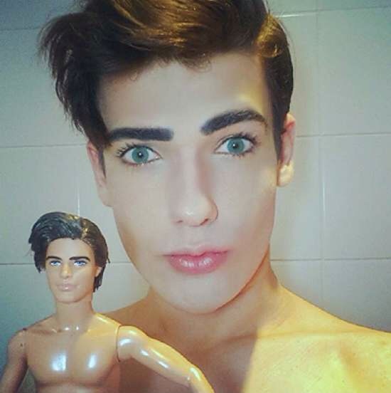 5,600万円かけて全身を整形しリアル・バービーを目指す女性