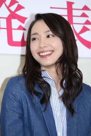 新垣結衣、最旬“オールホワイト”で色白美脚披露　透明美肌の秘訣を語る