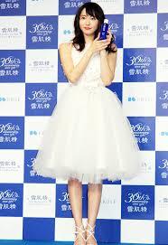 新垣結衣、最旬“オールホワイト”で色白美脚披露　透明美肌の秘訣を語る
