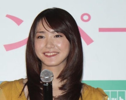 新垣結衣、最旬“オールホワイト”で色白美脚披露　透明美肌の秘訣を語る
