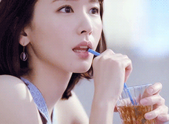 新垣結衣、最旬“オールホワイト”で色白美脚披露　透明美肌の秘訣を語る