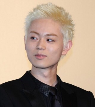 【画像】俳優・女優が演じた、色々な職業の制服姿
