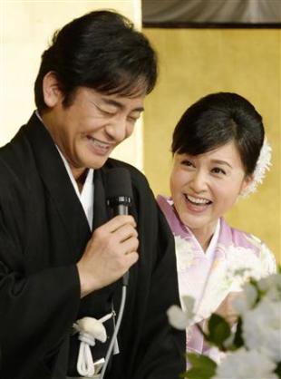 藤原紀香、結婚会見に記者苦笑い!「愛之助とテンション違いすぎ」「指輪を見せてすごいドヤ顔」