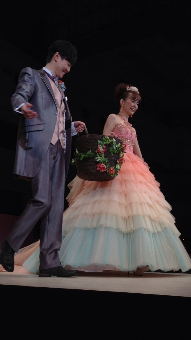 結婚式でどんなカラードレス着ましたか？