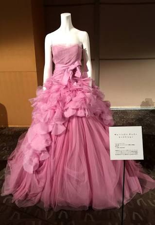 結婚式でどんなカラードレス着ましたか？