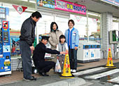 コンビニ成人向け雑誌にカバー、ファミリーマートが導入へ。色は緑色で3月中に11店舗
