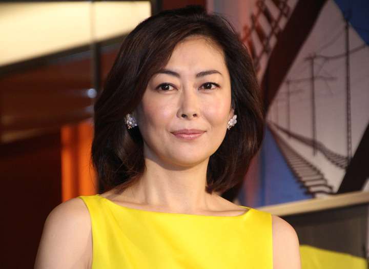 中山美穂、左手薬指に指輪はめ登場