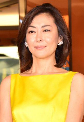 中山美穂、左手薬指に指輪はめ登場