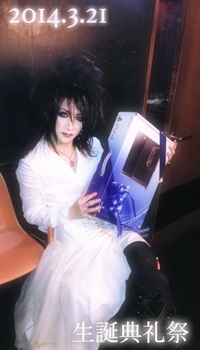 IZAM、ついに我が子にSHAZNA時代の女装バレる