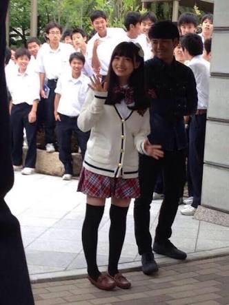 橋本環奈がセーラー服で熱唱、「キャー!!」JC&JKから黄色い声援