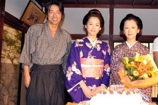 “やりすぎ変装”大沢たかお、20代美女との銀座デート発見