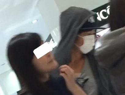 “やりすぎ変装”大沢たかお、20代美女との銀座デート発見