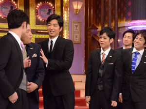 “やりすぎ変装”大沢たかお、20代美女との銀座デート発見