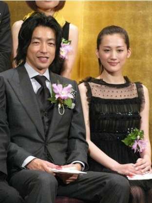 “やりすぎ変装”大沢たかお、20代美女との銀座デート発見