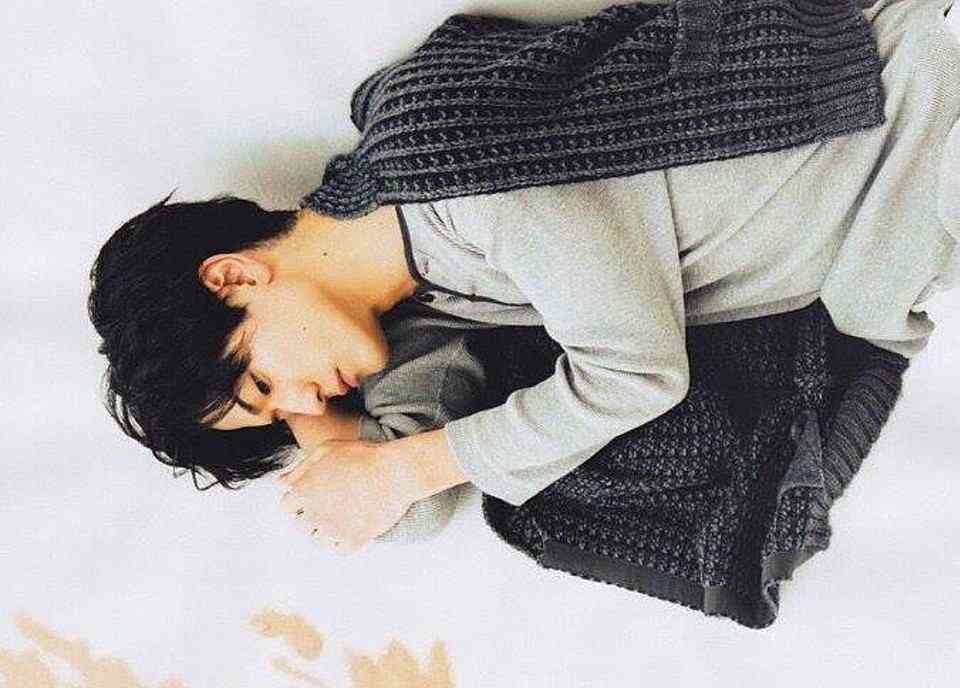 【画像】イケメンの横顔を眺めるトピ
