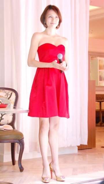 米倉涼子、太股もあらわ大胆すぎるナマ美脚