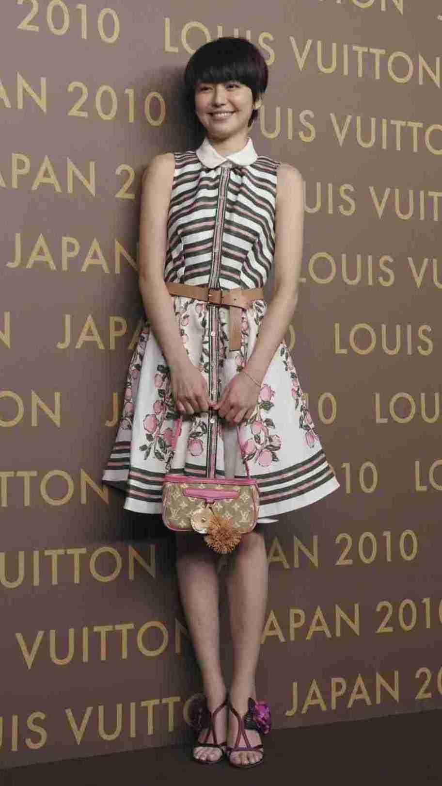 米倉涼子、太股もあらわ大胆すぎるナマ美脚