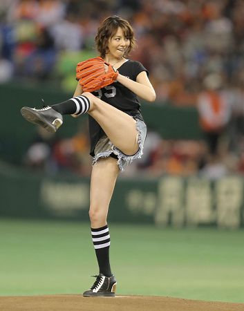 米倉涼子、太股もあらわ大胆すぎるナマ美脚