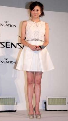 米倉涼子、太股もあらわ大胆すぎるナマ美脚