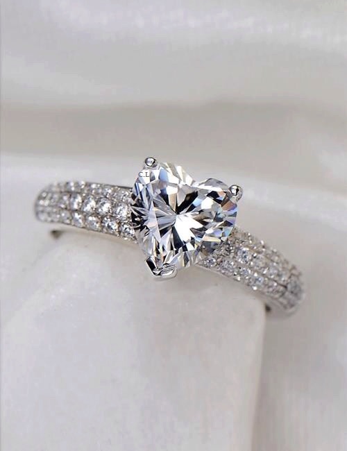 キラキラしているものが好きな人～！