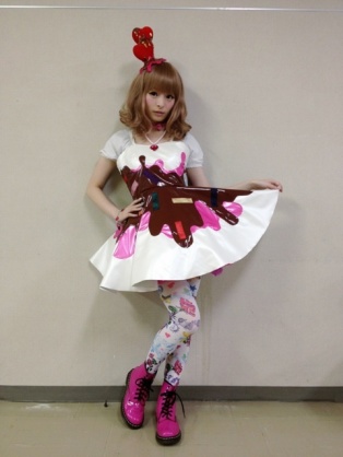 女性アイドル、歌手の可愛い衣装を貼るトピ