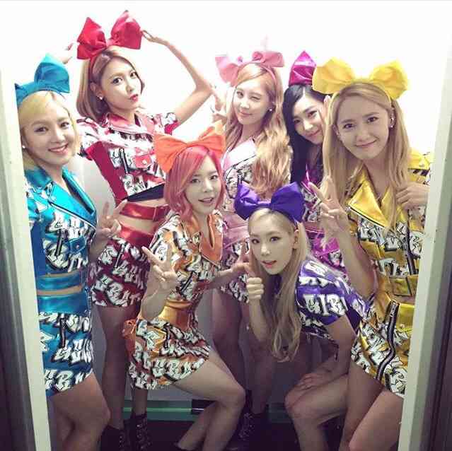 女性アイドル、歌手の可愛い衣装を貼るトピ