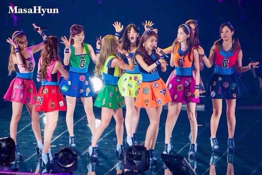 女性アイドル、歌手の可愛い衣装を貼るトピ