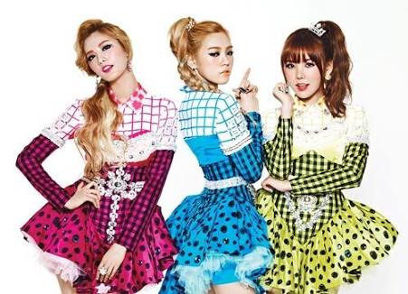 女性アイドル、歌手の可愛い衣装を貼るトピ
