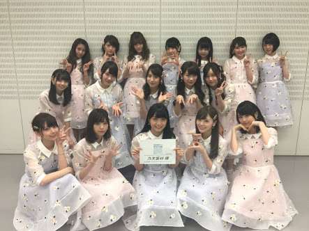 女性アイドル、歌手の可愛い衣装を貼るトピ