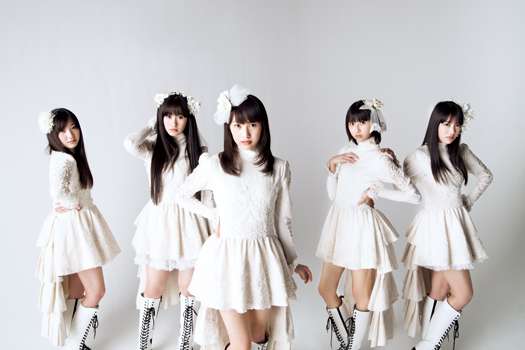 女性アイドル、歌手の可愛い衣装を貼るトピ