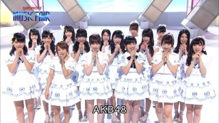女性アイドル、歌手の可愛い衣装を貼るトピ
