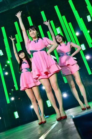 女性アイドル、歌手の可愛い衣装を貼るトピ