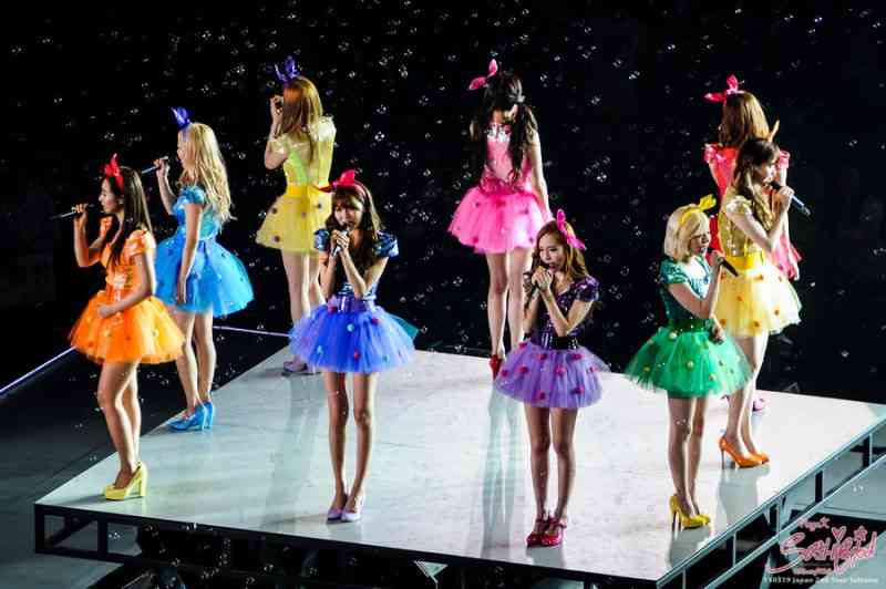 女性アイドル、歌手の可愛い衣装を貼るトピ