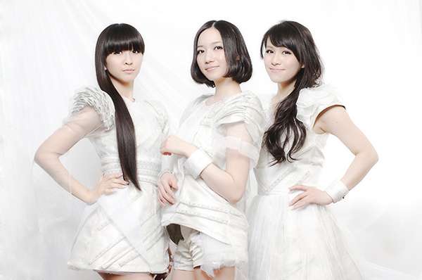 女性アイドル、歌手の可愛い衣装を貼るトピ