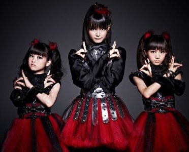 女性アイドル、歌手の可愛い衣装を貼るトピ