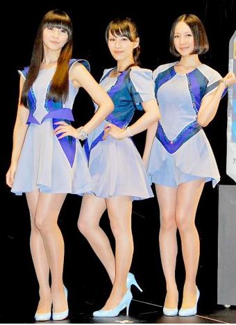 女性アイドル、歌手の可愛い衣装を貼るトピ