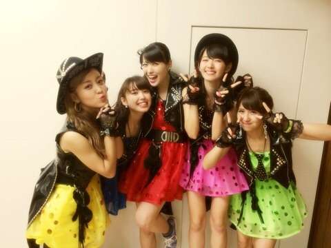 女性アイドル、歌手の可愛い衣装を貼るトピ