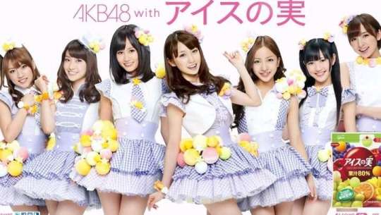 女性アイドル、歌手の可愛い衣装を貼るトピ