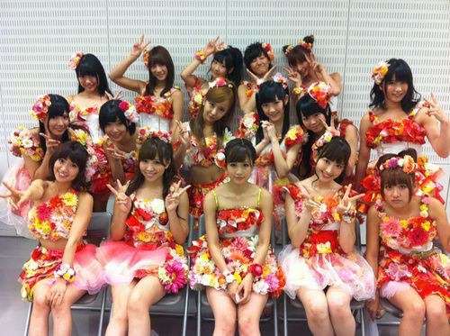 女性アイドル、歌手の可愛い衣装を貼るトピ