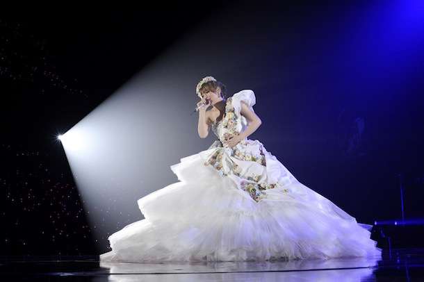 女性アイドル、歌手の可愛い衣装を貼るトピ