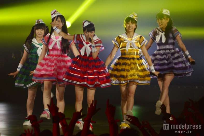 女性アイドル、歌手の可愛い衣装を貼るトピ