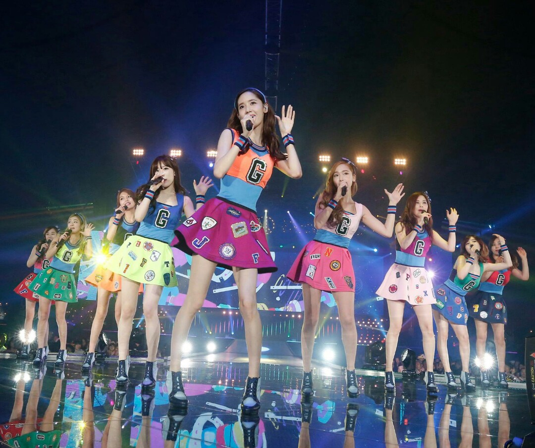 女性アイドル、歌手の可愛い衣装を貼るトピ