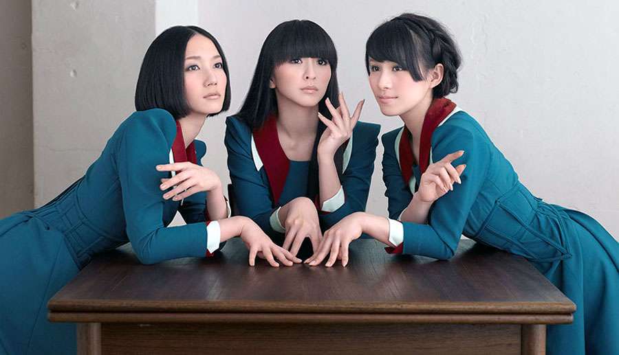女性アイドル、歌手の可愛い衣装を貼るトピ