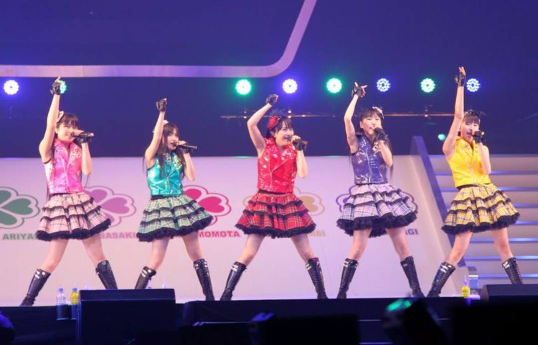 女性アイドル、歌手の可愛い衣装を貼るトピ
