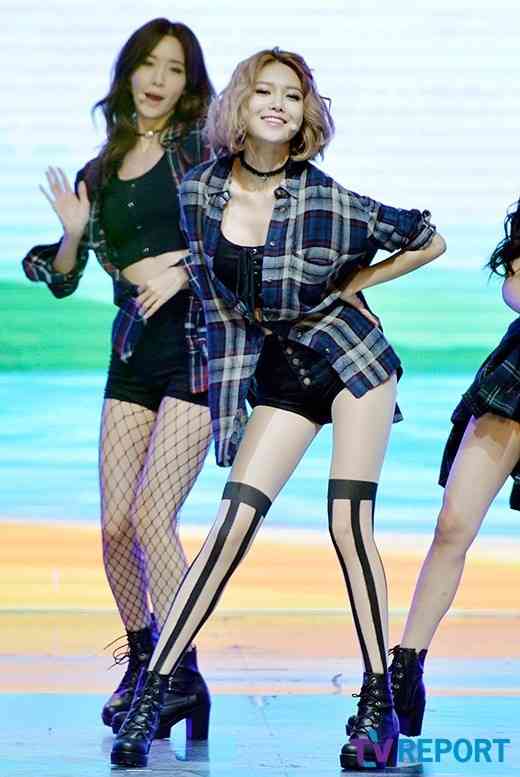 女性アイドル、歌手の可愛い衣装を貼るトピ