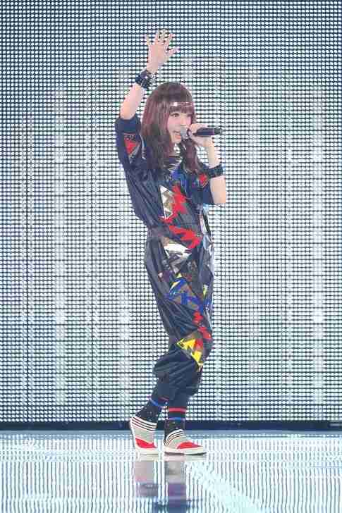 女性アイドル、歌手の可愛い衣装を貼るトピ