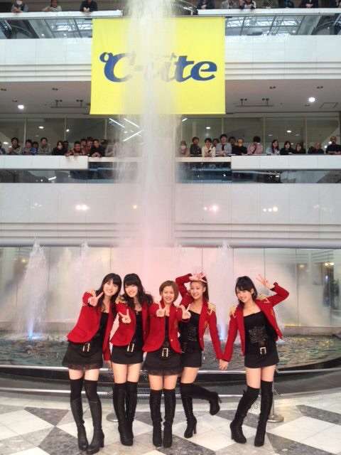 女性アイドル、歌手の可愛い衣装を貼るトピ